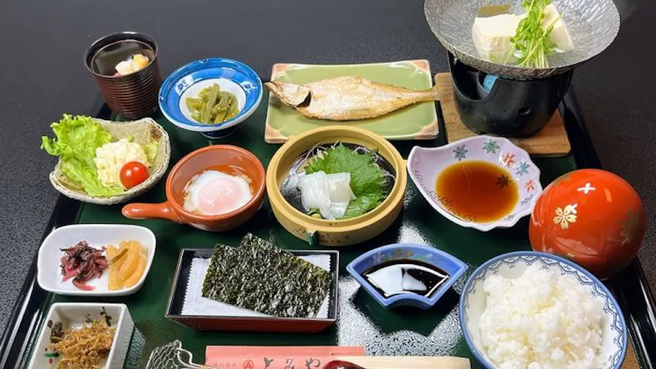 Yumura Onsen: Tomiya Inn with Private Hot Spring Source