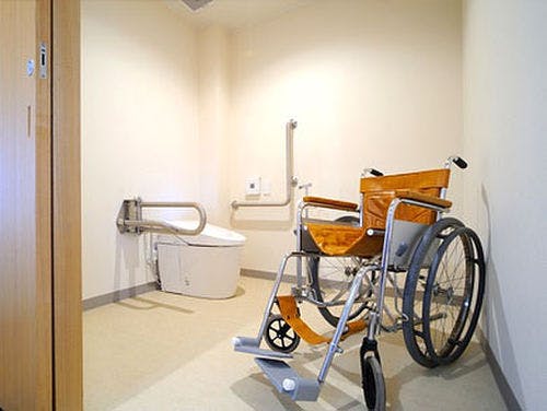 車いす対応トリプルルームのトイレ