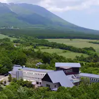 ที่พักในป่าที่เชิงเขาอิวาเตะอันยิ่งใหญ่