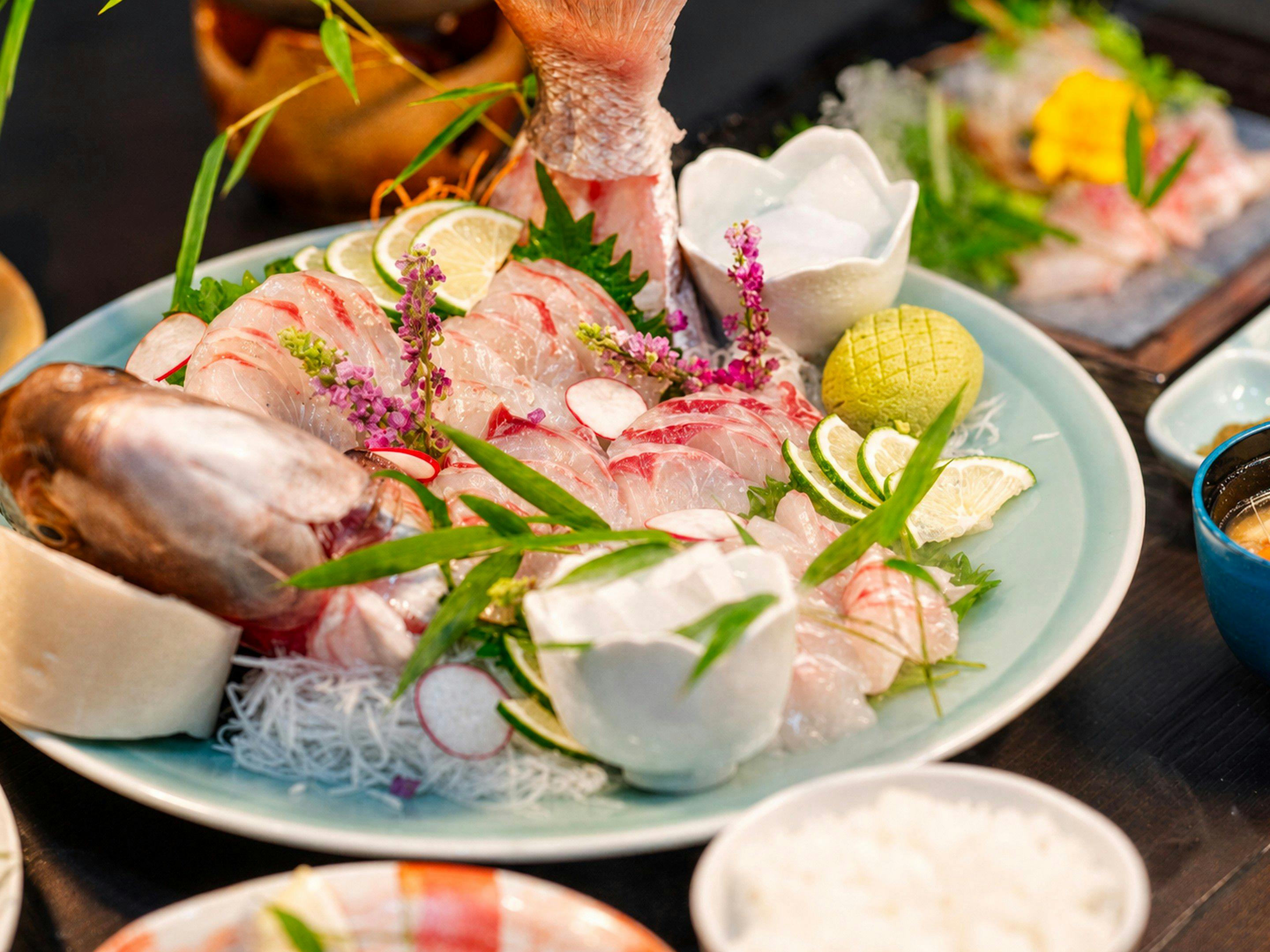 【Termasuk 2 kali makan】Hidangan serba ikan tai—sashimi segar, ikan rebus berbumbu, tempura, shabu-shabu & Mata air panas dengan aliran langsung tanpa sirkulasi ulang