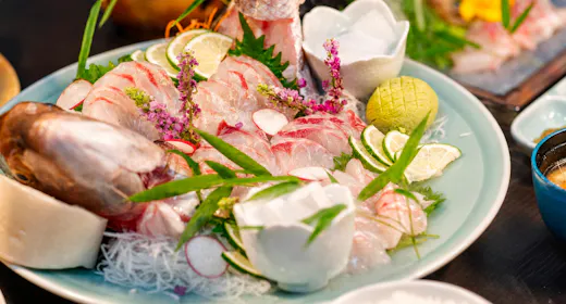 【Termasuk 2 kali makan】Hidangan serba ikan tai—sashimi segar, ikan rebus berbumbu, tempura, shabu-shabu & Mata air panas dengan aliran langsung tanpa sirkulasi ulang