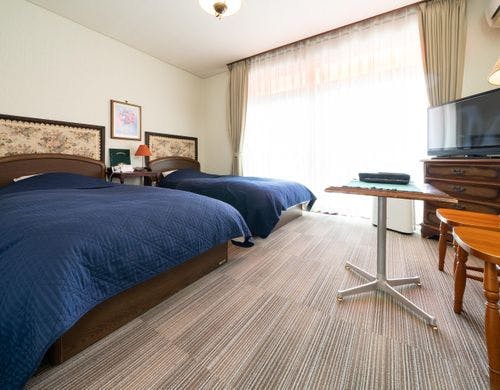 本館ツインルームでございます。