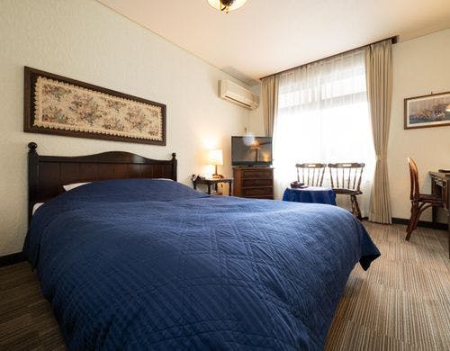 本館ダブルルームでございます。