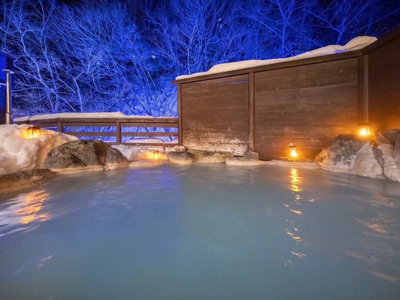 【ออนเซ็นชมวิวหิมะ】ฤดูหนาวนี้เพลิดเพลินกับการแช่ออนเซ็นพร้อมชมวิวหิมะ