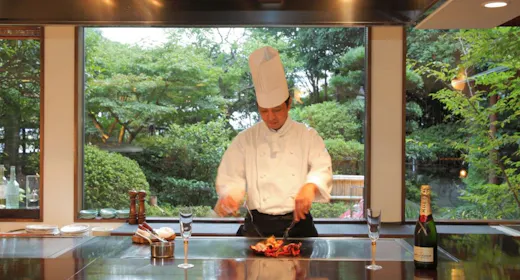 【鉄板焼きステーキ】徒歩2分の地元有名店で頂くご夕食&かけ流しの温泉も満喫(夕朝食付き)