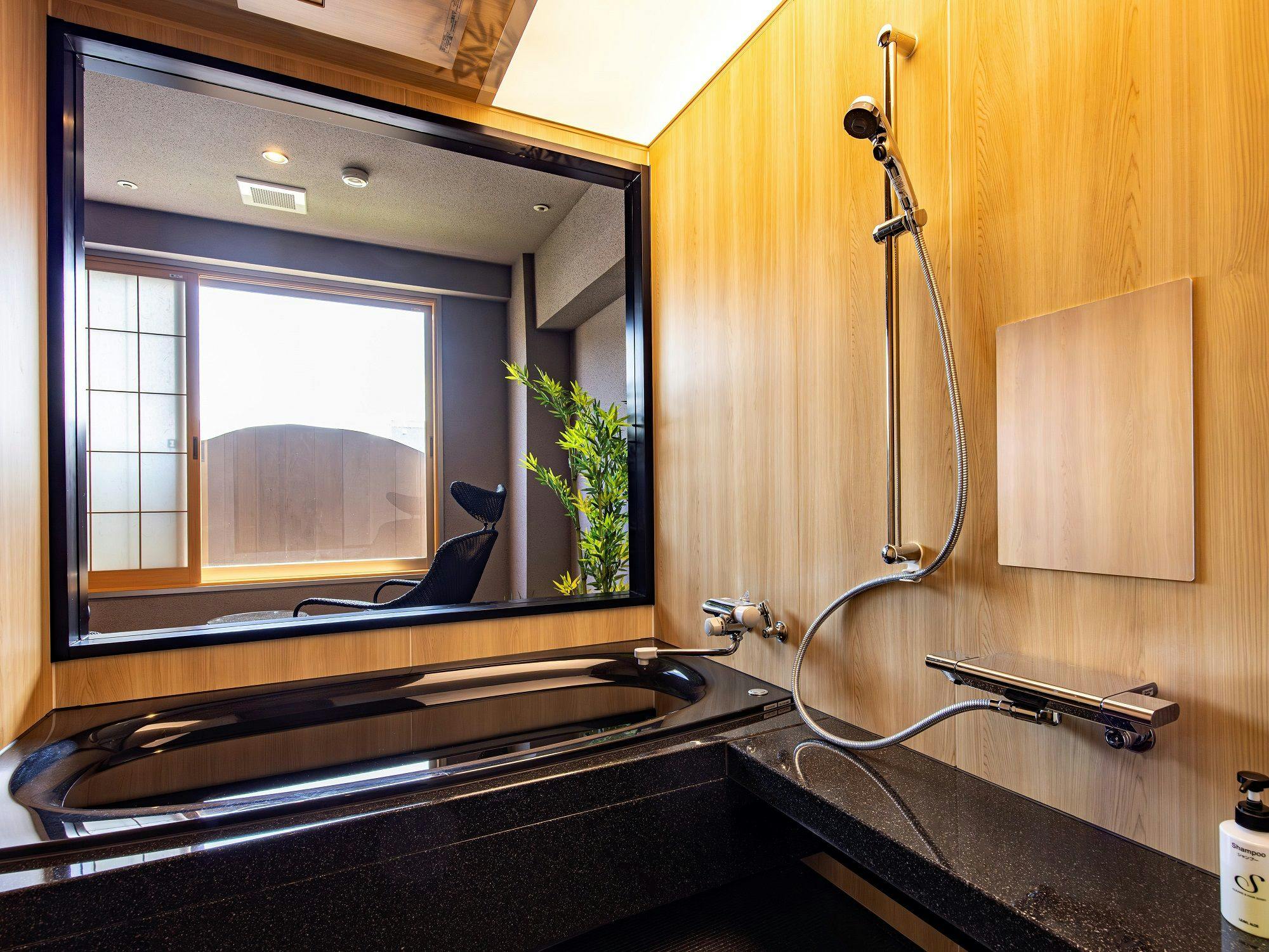 半露天の趣を愉しむ温泉付客室