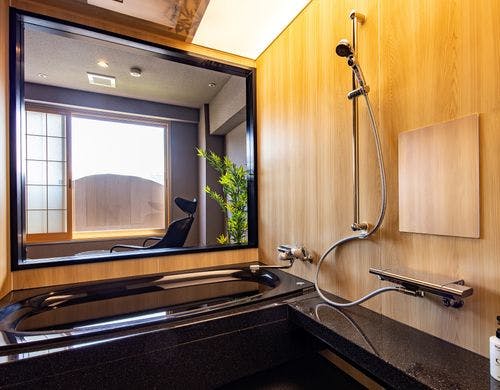 半露天の趣を愉しむ温泉付客室