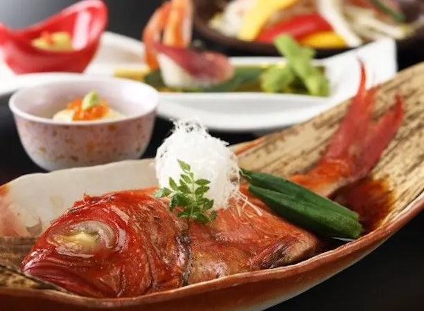 秘伝のタレで煮込んだ金目鯛の姿煮