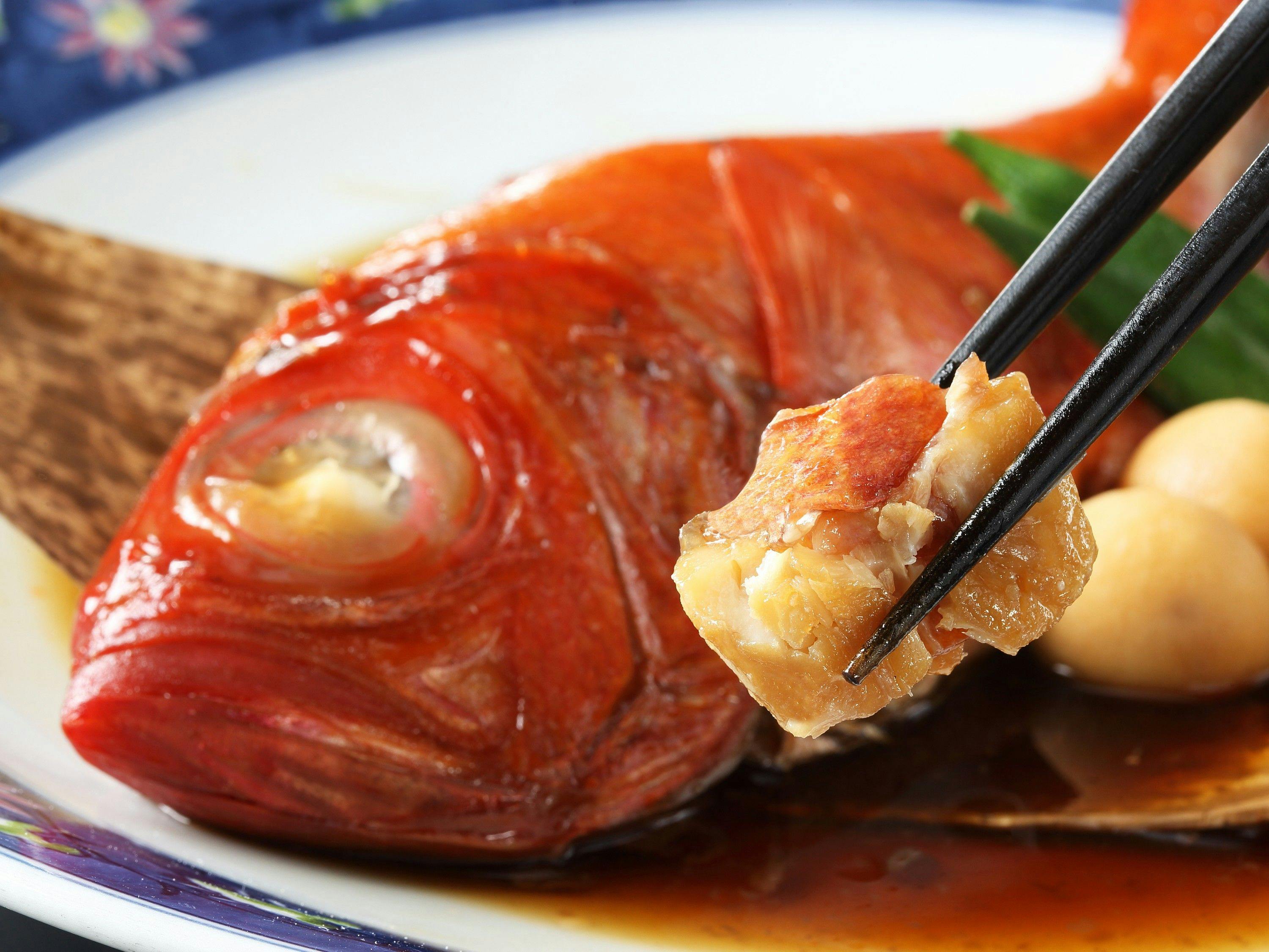 秘伝のタレで煮込んだ金目鯛の姿煮