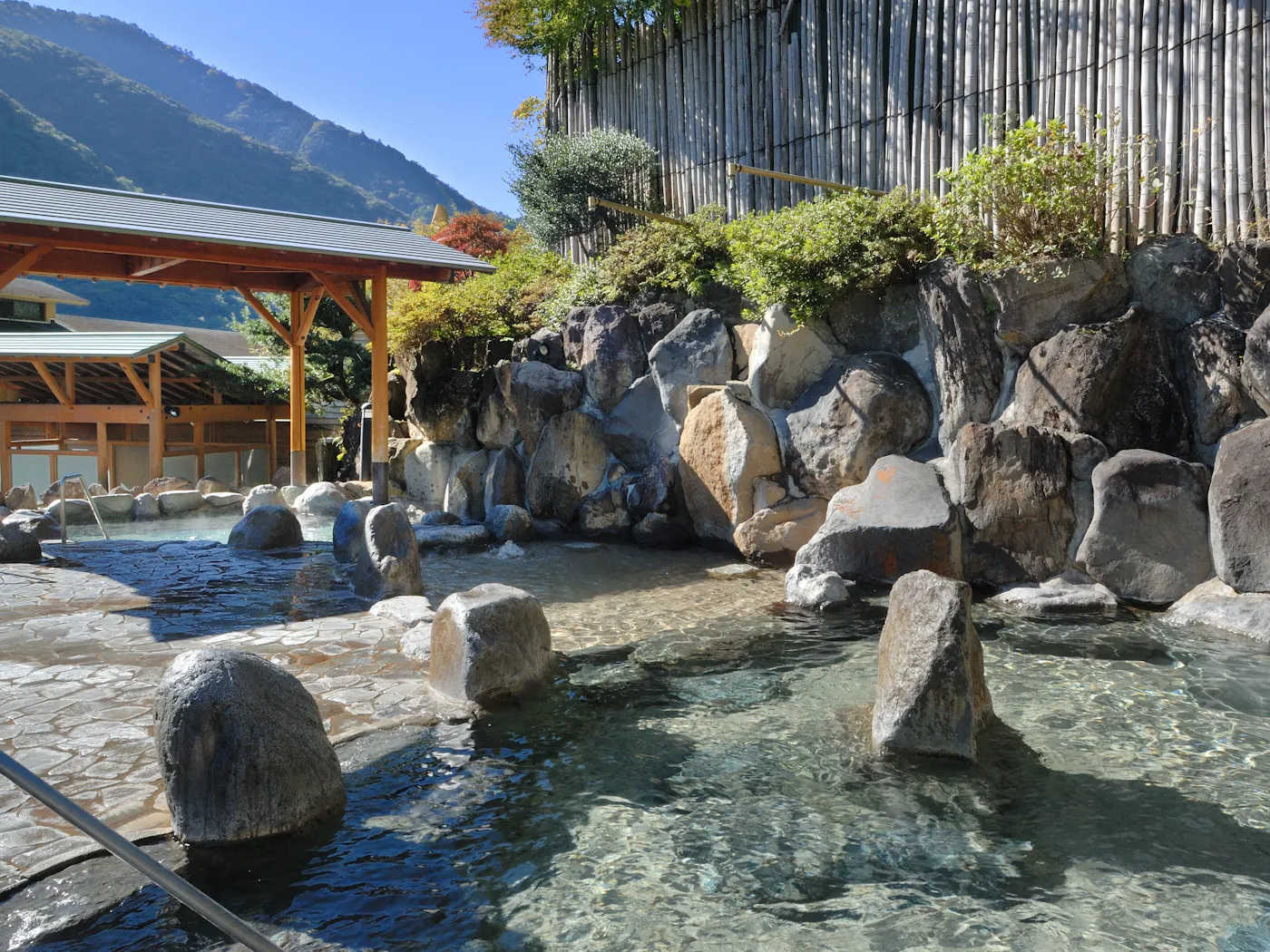 箱根湯本温泉 ホテルおかだ:岩組みの露天風呂
