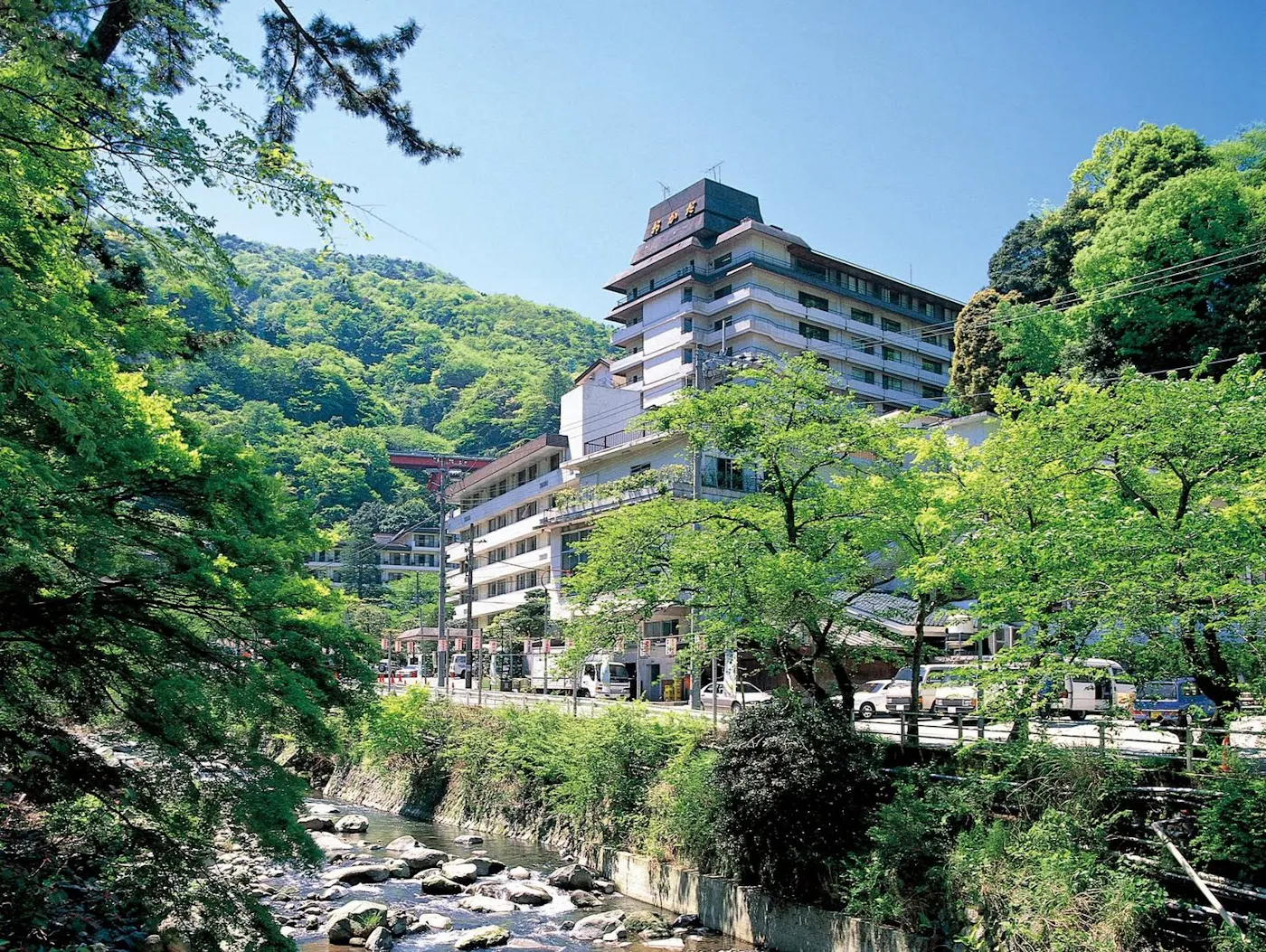 箱根湯本温泉 ホテルおかだ:須雲川沿いに建つ外観