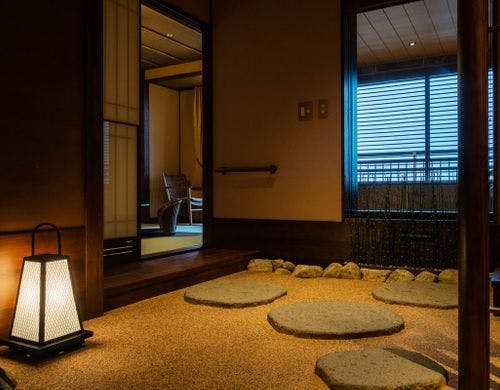 坪庭のある半露天風呂付和室