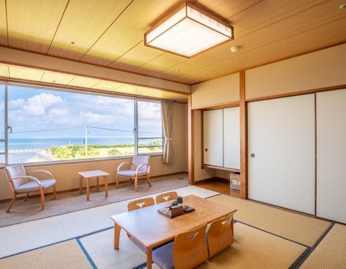 大きな窓の明るいスタンダード和室8畳