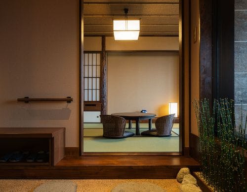 坪庭付きの半露天風呂和室