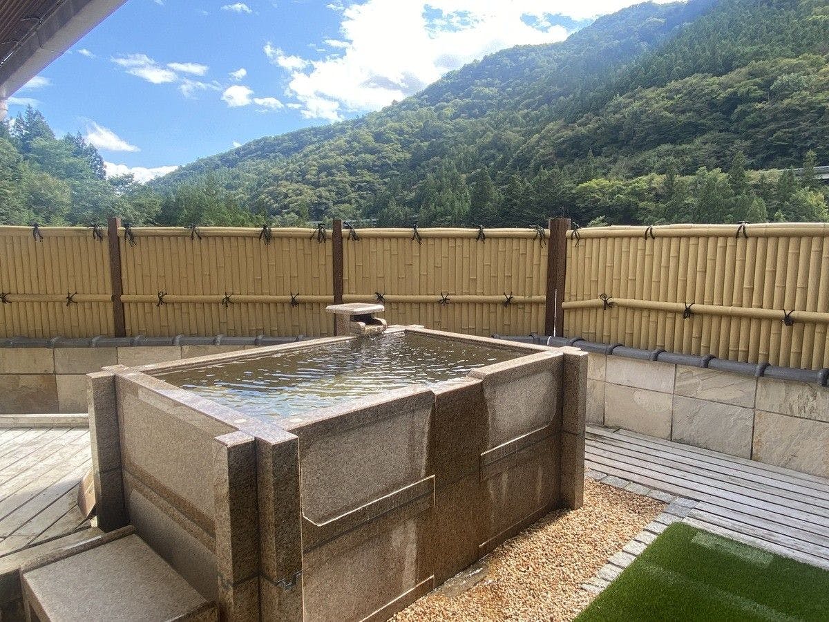 ห้องพิเศษพร้อมอ่างอาบน้ำหิน