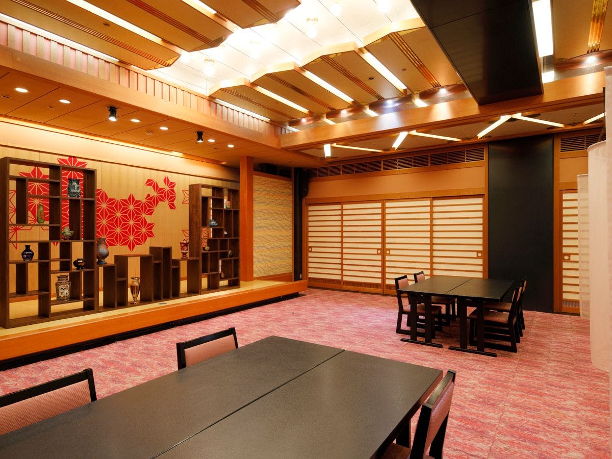 お客様毎イステーブル席にてご用意します。