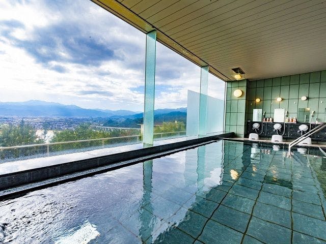 温泉に浸かりながら瀬戸内海の雄大な景色を