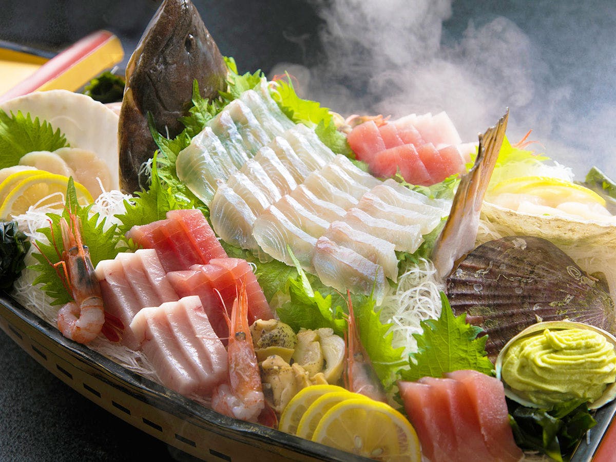 【漁師めし】人気No.1！【豪華舟盛り】をドンッと追加！朝獲れ新鮮な魚を刺身で堪能