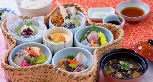 【軽めの夕食】日本海で獲れた新鮮なお造りつき 花かご弁当プラン