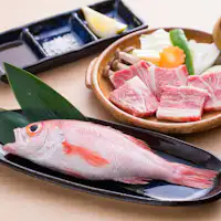 เนื้อวากิวชิมาเนะย่างบนจานเซรามิก × ปลานอดะกุโระต้มซีอิ๊ว.