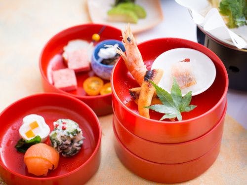 旬の食材を小さく盛り込んだ「割子器盛り」