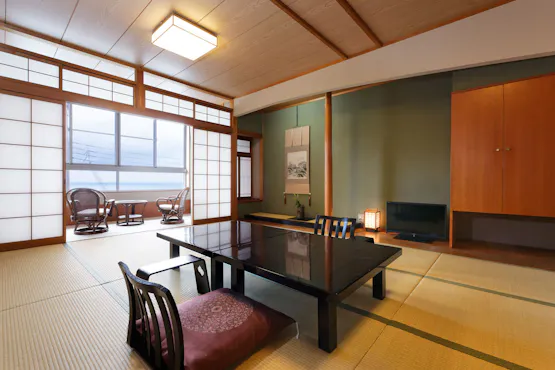 ห้องพักสไตล์ญี่ปุ่นขนาด 12 เสื่อทาทามิพร้อมวิวทะเลเซโตะ