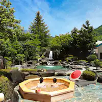 滝を配した大きい庭園露天風呂、縁覚の湯