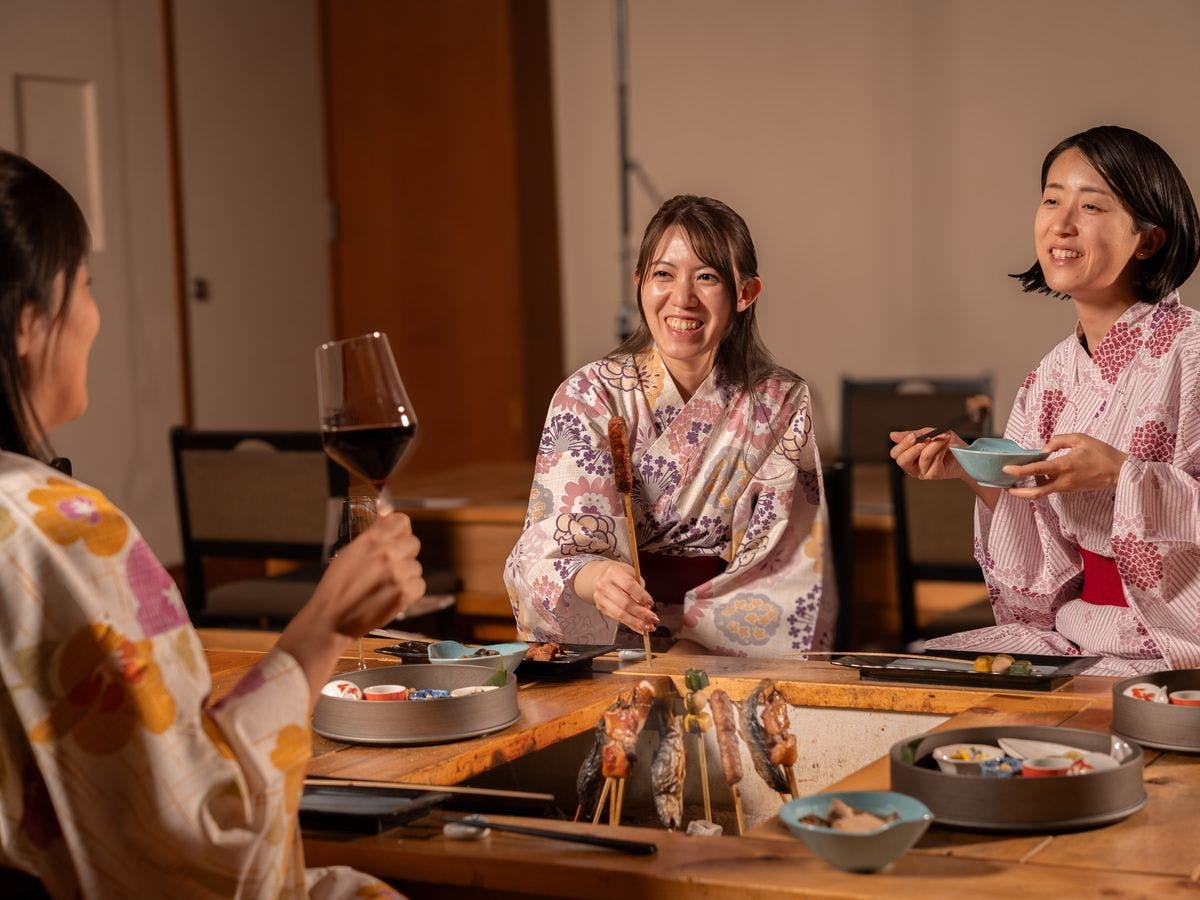 《อาหารเย็น》ล้อมรอบเตาผิง.