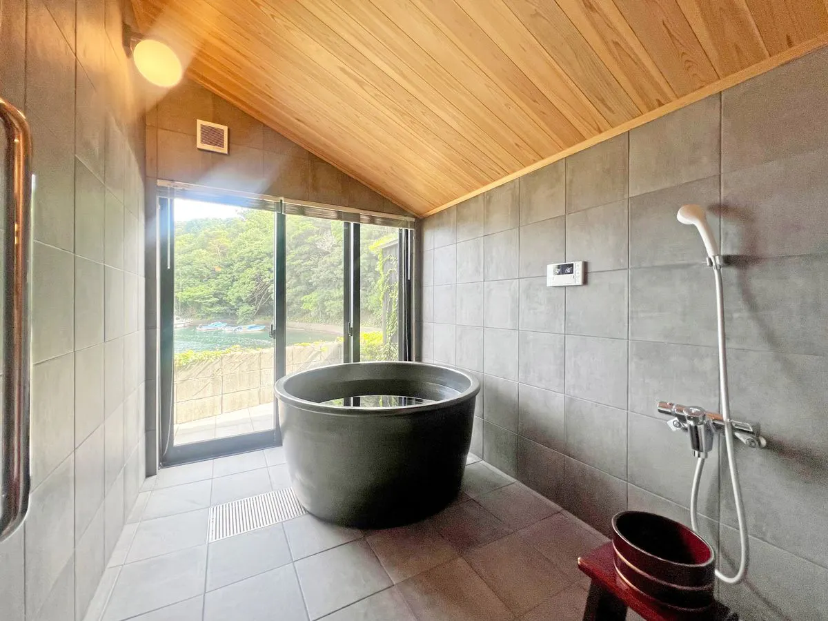 【信楽焼の湯船のお風呂】景色眺めながら