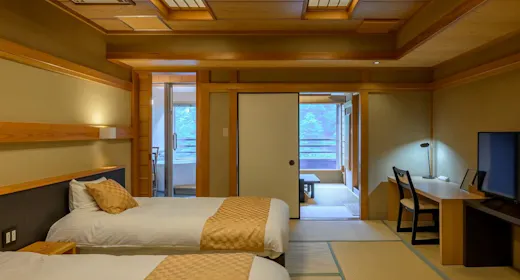 畳の寛ぎとベッドの快適さを備えた和洋室