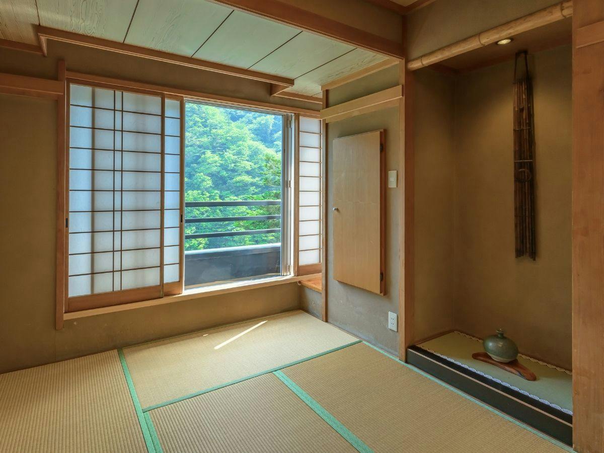 渓谷の緑を眺めて寛ぐ静けさに満ちた畳の間