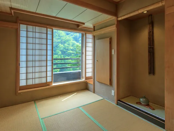 渓谷の緑を眺めて寛ぐ静けさに満ちた畳の間