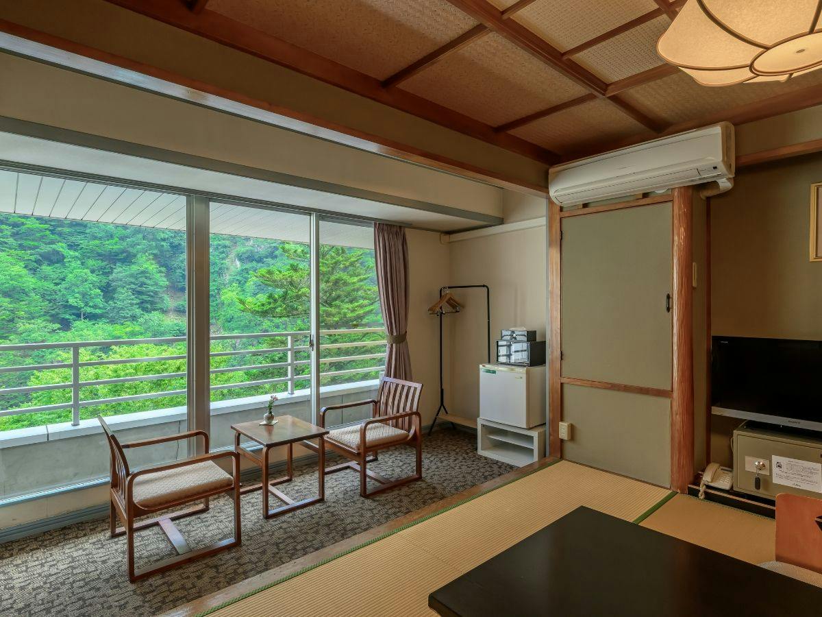 広縁から緑を望む、ゆったりとした和の客室