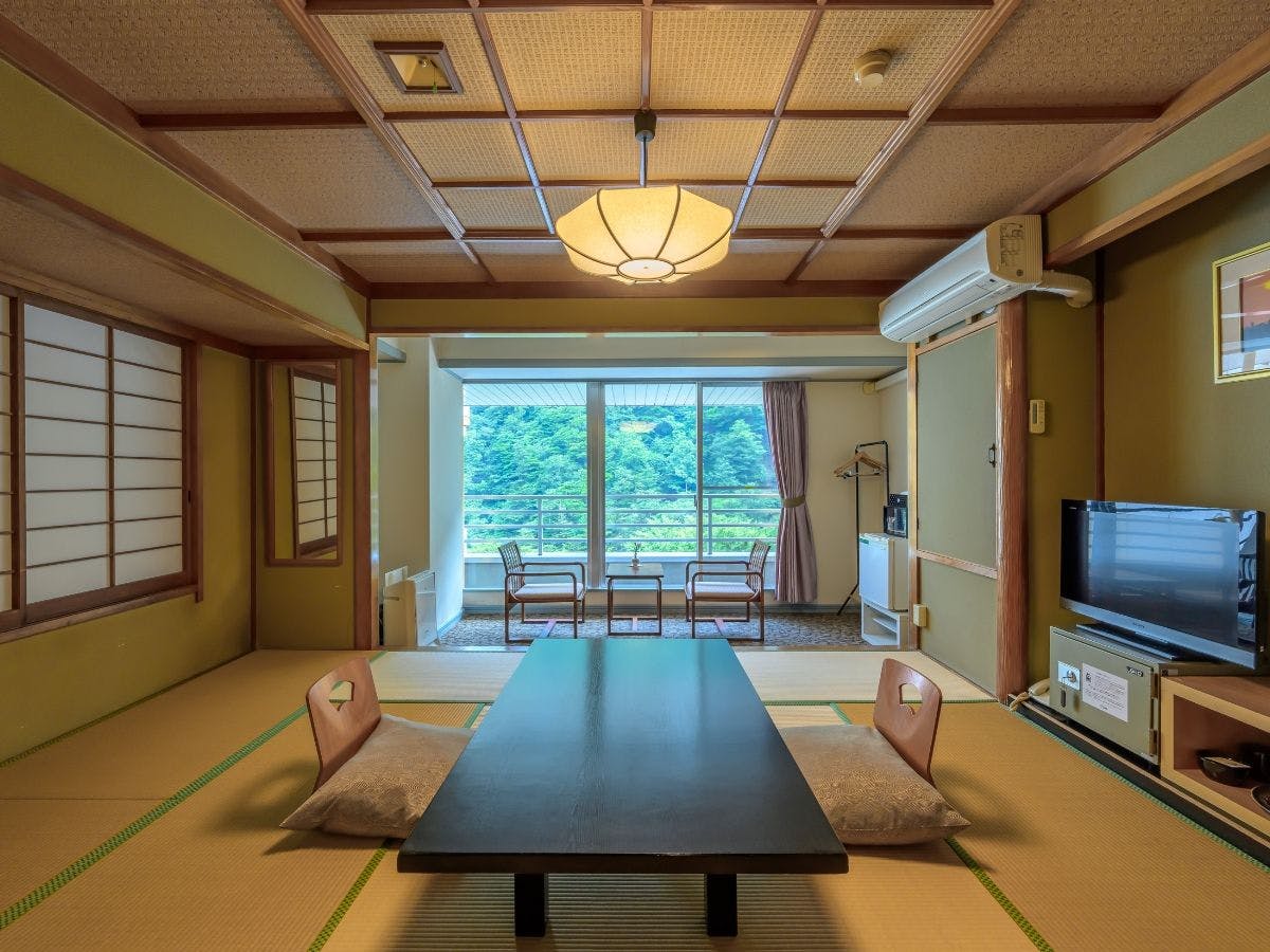 10畳の和室と広縁を備えた、ゆとりある客室