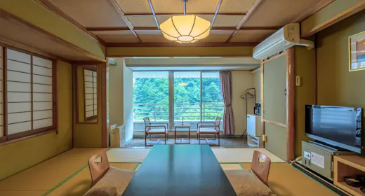 10畳の和室と広縁を備えた、ゆとりある客室