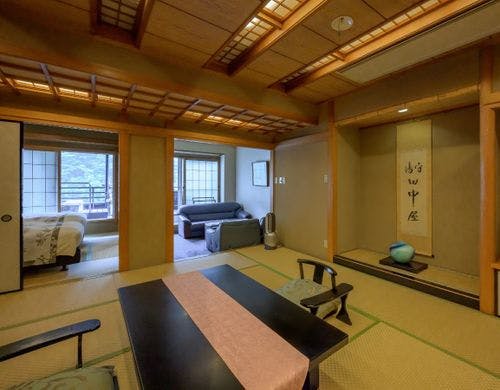 広々とした畳の間で、山景と静寂を愉しむ