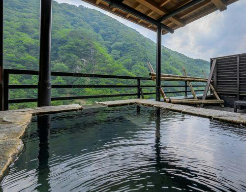 やわらかな光に包まれる寛ぎのツインベッド