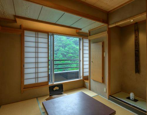 畳の寛ぎとベッドの快適さを備えた和洋室