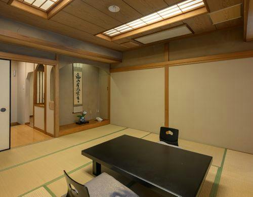 窓いっぱいの緑を望む源泉かけ流しバス