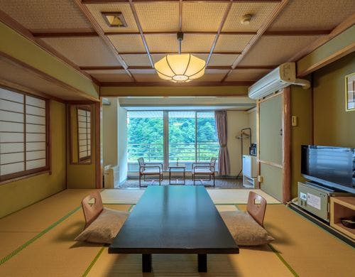 10畳の和室と広縁を備えた、ゆとりある客室