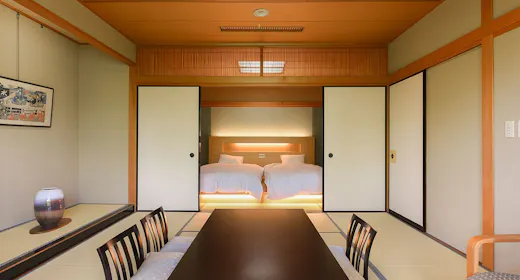Kamar gaya Jepang dengan tempat tidur (contoh).