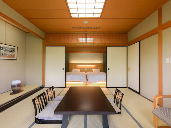 Kamar gaya Jepang dengan tempat tidur (contoh).