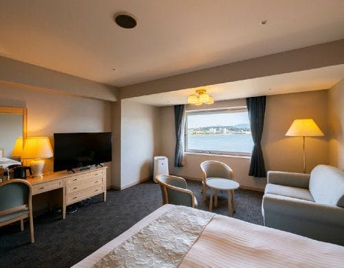 【湖側〇スーペリアツイン】