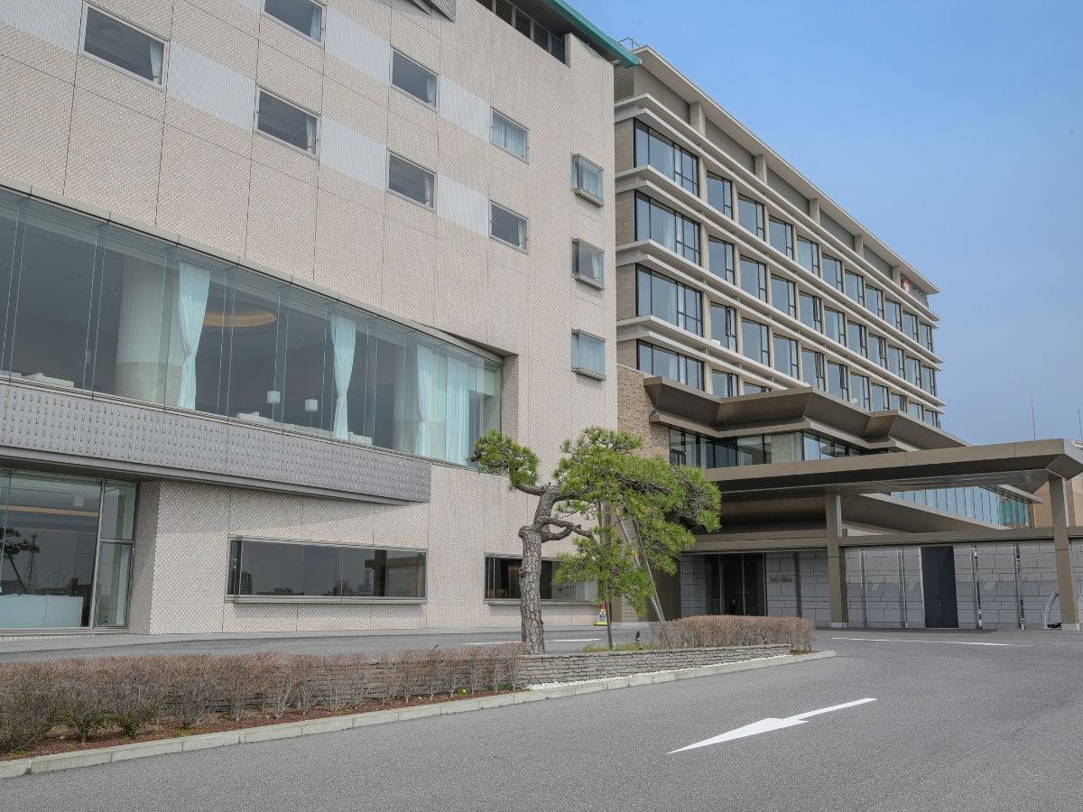 【ホテル外観】駅から徒歩1分アクセス便利