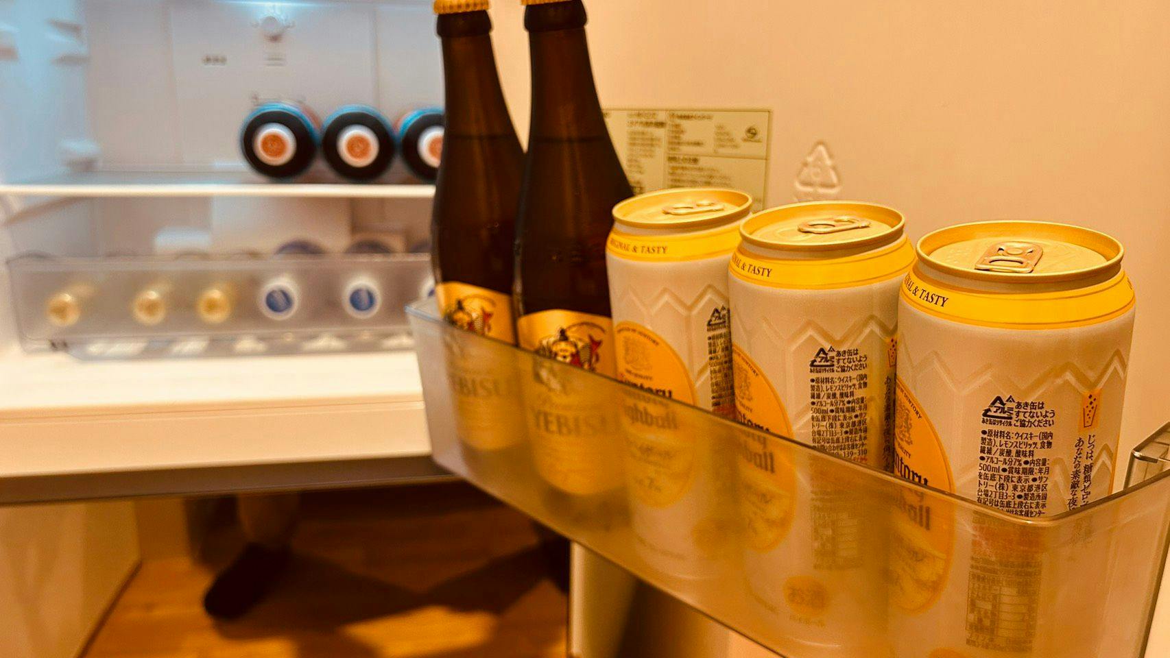 お部屋の冷蔵庫に飲み物をご用意してます