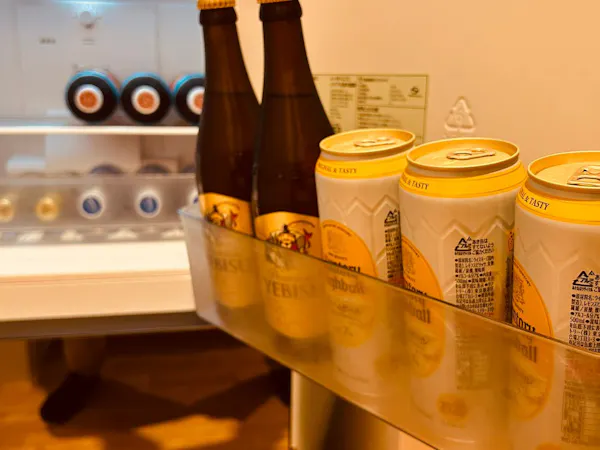 お部屋の冷蔵庫に飲み物をご用意してます