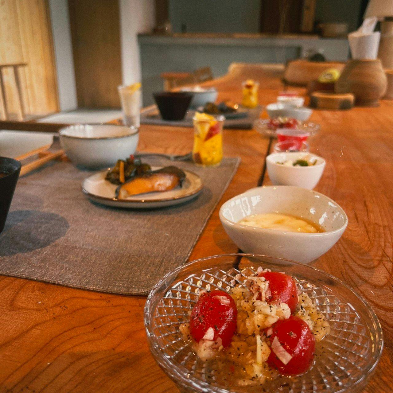 朝食は小鉢の並ぶ土鍋ごはんになります