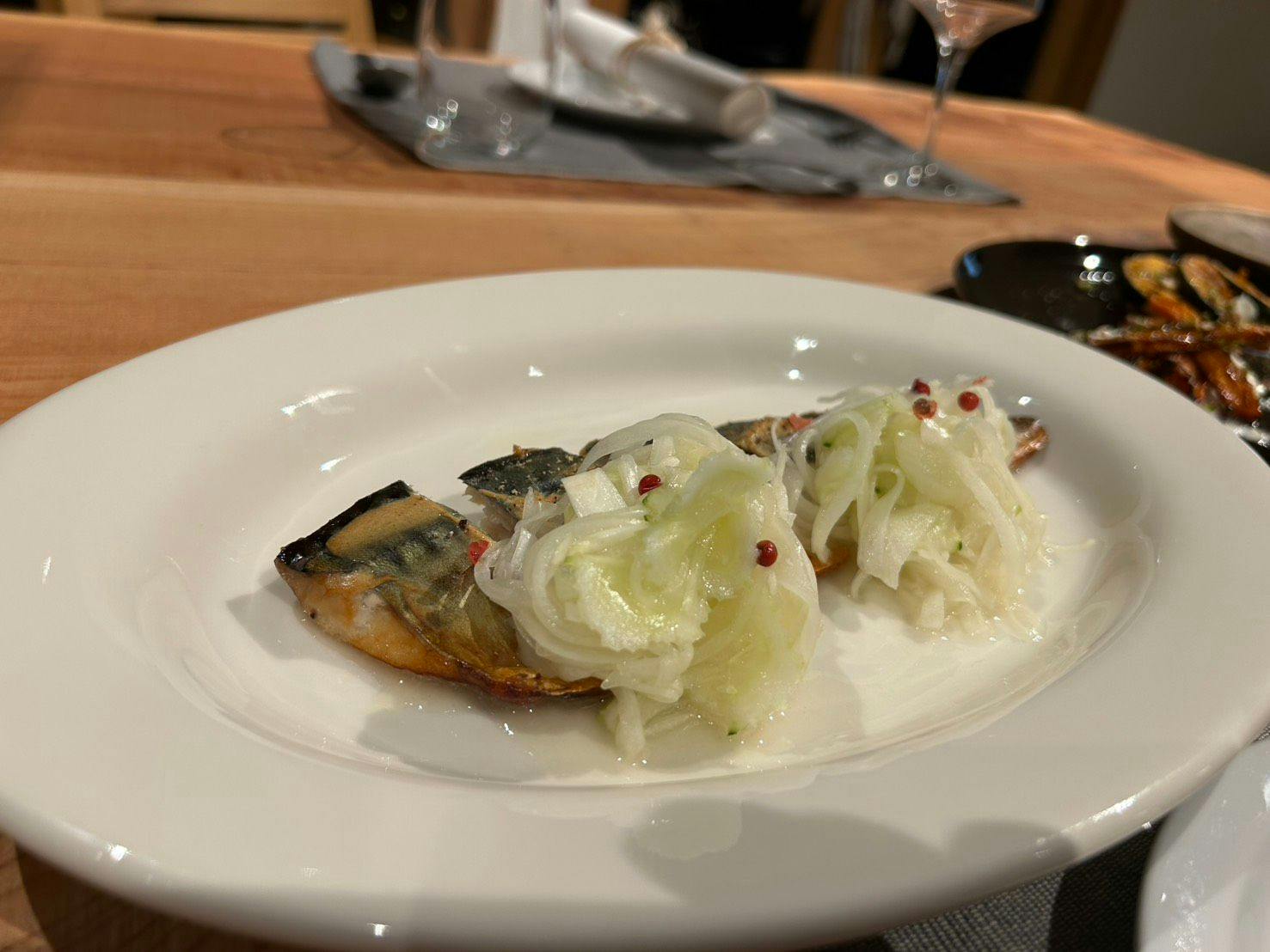 日替わり鮮魚の燻製・玉ねぎのマリネ
