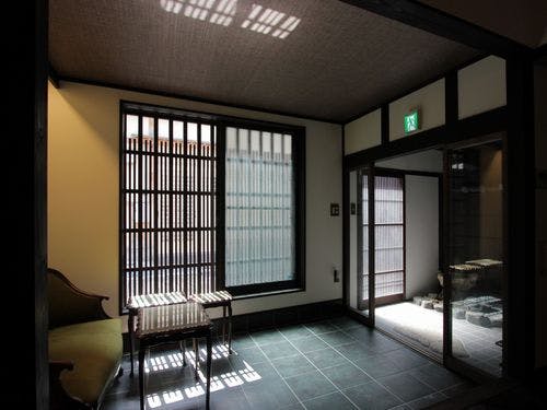 びろうど庵玄関土間