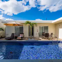 【LOTUS: สระว่ายน้ำส่วนตัว】